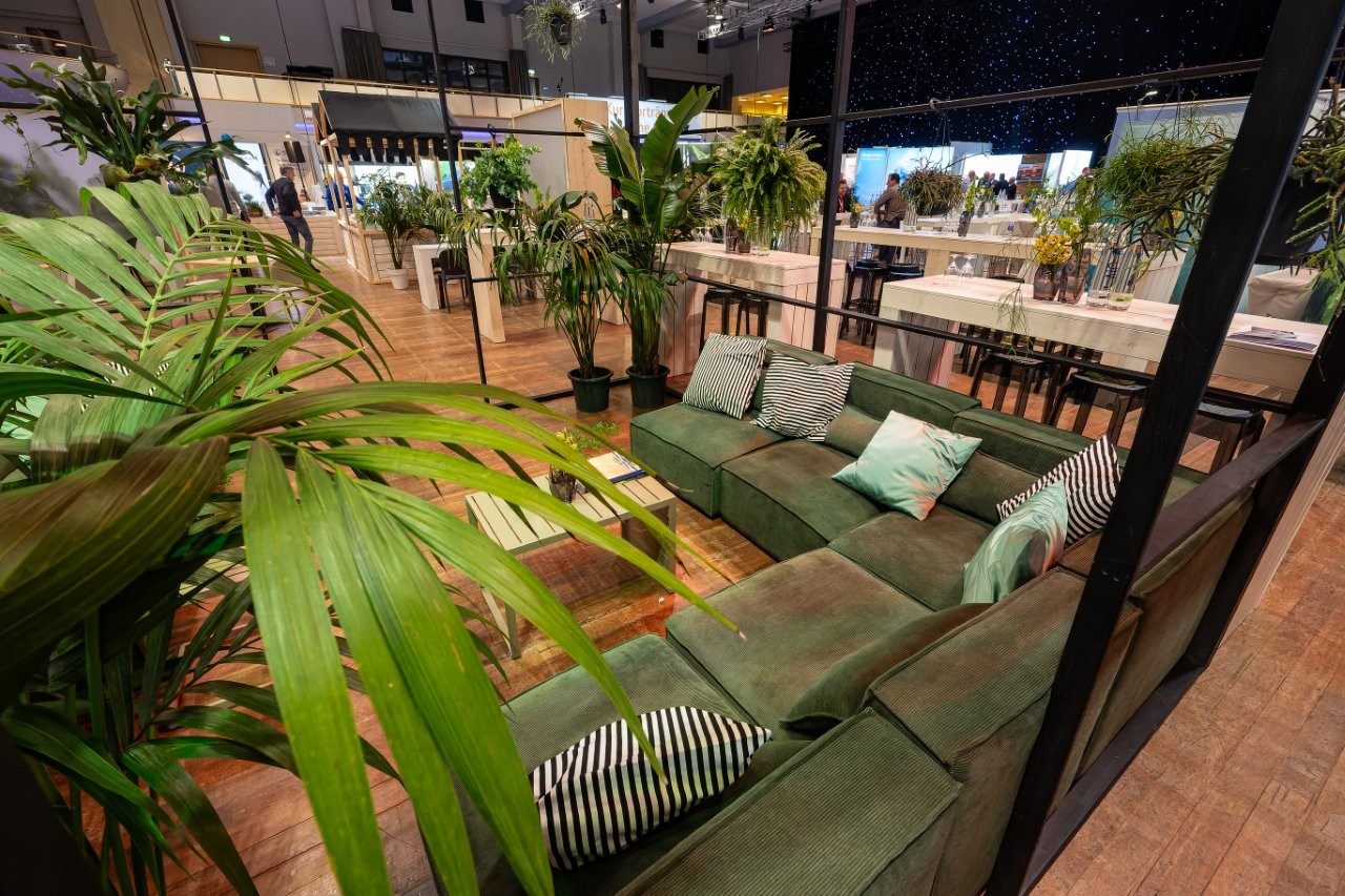 Aufgebaute Event-Lounge in Berlin mit Sofa, Sesseln und Loungetischen